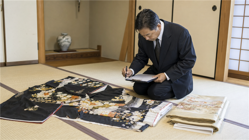着物専門店の査定士による出張鑑定の様子